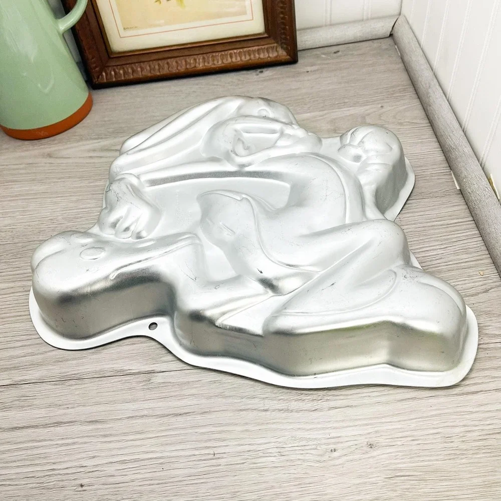 Vintage Bugs Bunny Cake Pan - 1996 Warner Bros Wilton 2105-3200